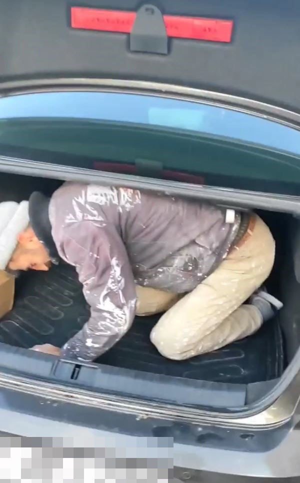 Vicdanları sızlatan olay: Patron, işçiyi arabası kirlenmesin diye bagajda taşıdı