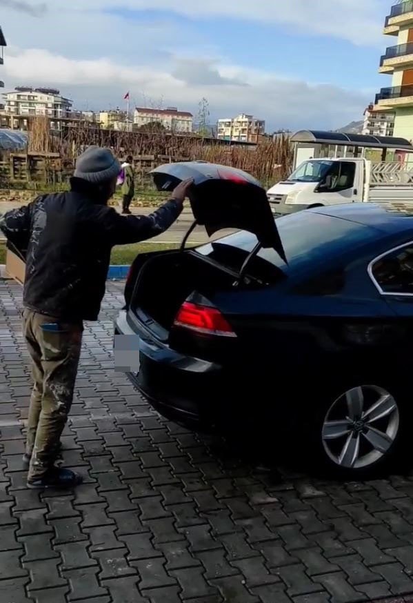 Vicdanları sızlatan olay: Patron, işçiyi arabası kirlenmesin diye bagajda taşıdı