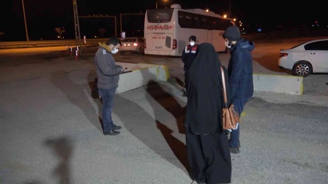 Virüslü karı-koca otobüste yakalandı: 