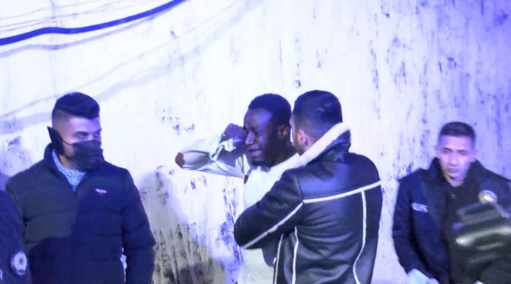 Yangında can pazarı... Dakikalarca tutundu, mahalle sakinlerinin açtığı battaniyeye düştü