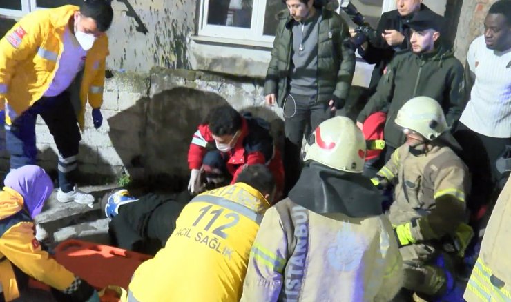 Yangında can pazarı... Dakikalarca tutundu, mahalle sakinlerinin açtığı battaniyeye düştü