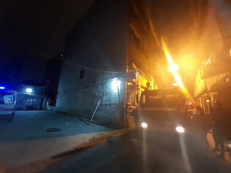 Yangında can pazarı... Dakikalarca tutundu, mahalle sakinlerinin açtığı battaniyeye düştü