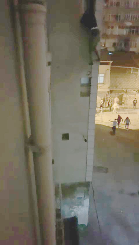 Yangında can pazarı... Dakikalarca tutundu, mahalle sakinlerinin açtığı battaniyeye düştü