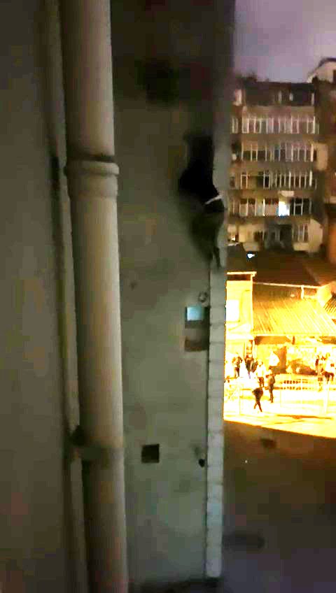 Yangında can pazarı... Dakikalarca tutundu, mahalle sakinlerinin açtığı battaniyeye düştü