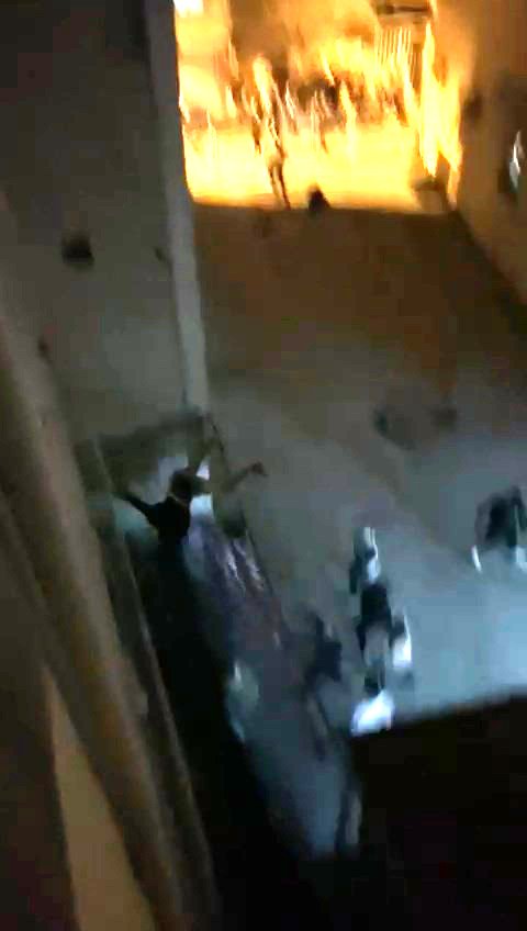 Yangında can pazarı... Dakikalarca tutundu, mahalle sakinlerinin açtığı battaniyeye düştü