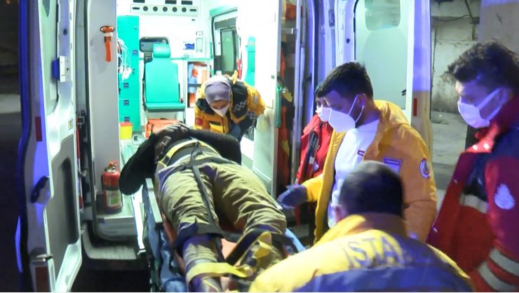 Yangında can pazarı... Dakikalarca tutundu, mahalle sakinlerinin açtığı battaniyeye düştü