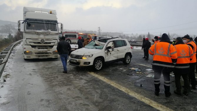 12 otomobilin karıştığı zincirleme kazada 2 kişi yaralandı