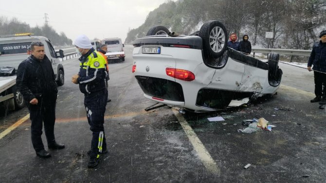 12 otomobilin karıştığı zincirleme kazada 2 kişi yaralandı