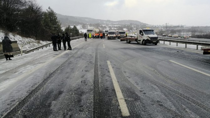 12 otomobilin karıştığı zincirleme kazada 2 kişi yaralandı