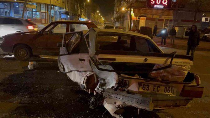 3 araç birbirine girdi: 4 yaralı