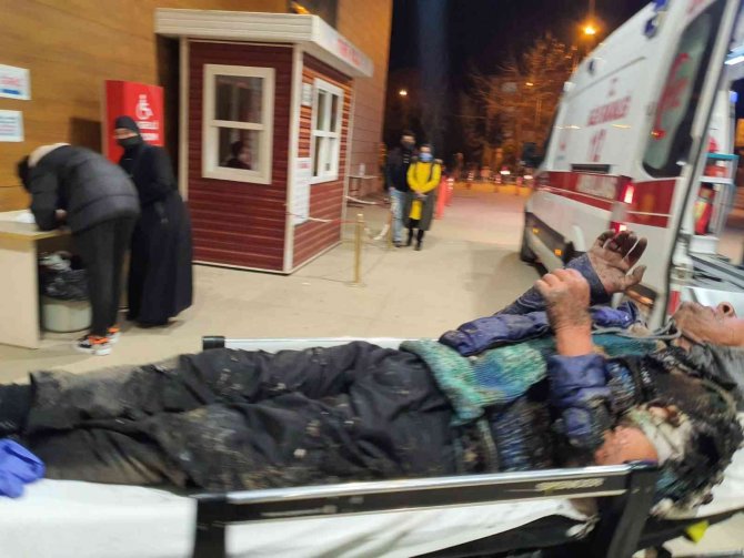 Alkollü adam ısınmak için yaktığı ateşe düştü