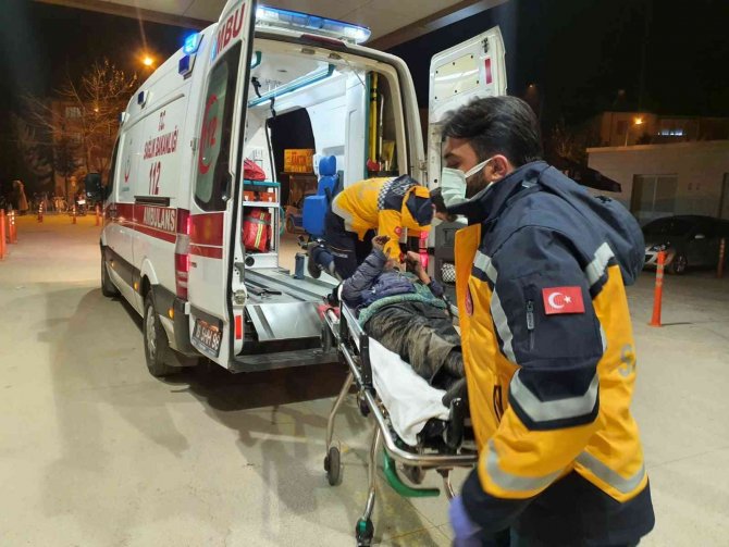 Alkollü adam ısınmak için yaktığı ateşe düştü