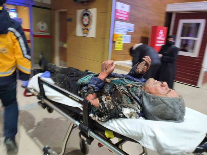 Alkollü adam ısınmak için yaktığı ateşe düştü