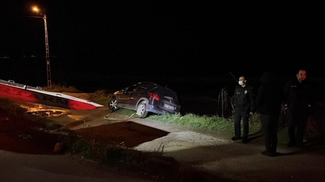 Aracıyla geri giderken plaja düşmekten son anda kurtuldu