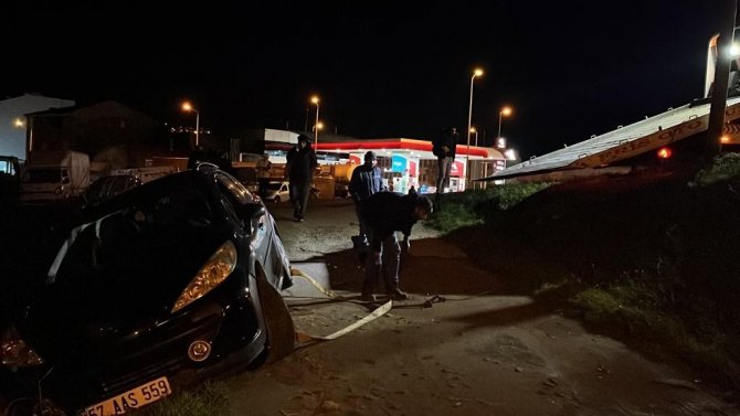 Aracıyla geri giderken plaja düşmekten son anda kurtuldu