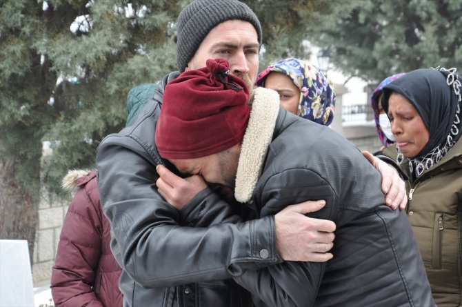 Burdur'da evde ölü bulunan minik Ayşenur'un cenazesi Konya'da toprağa verildi