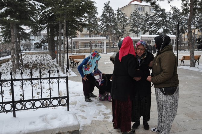 Burdur'da evde ölü bulunan minik Ayşenur'un cenazesi Konya'da toprağa verildi
