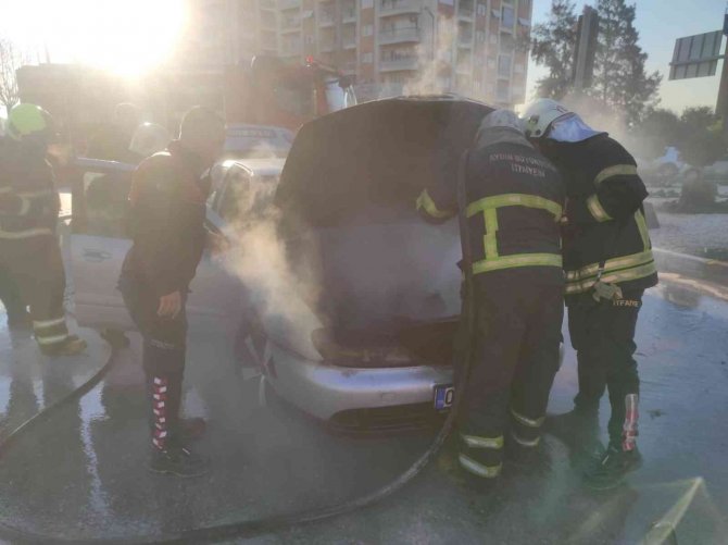 Emniyet kemeri takılı kaldı kendini son anda kurtardı