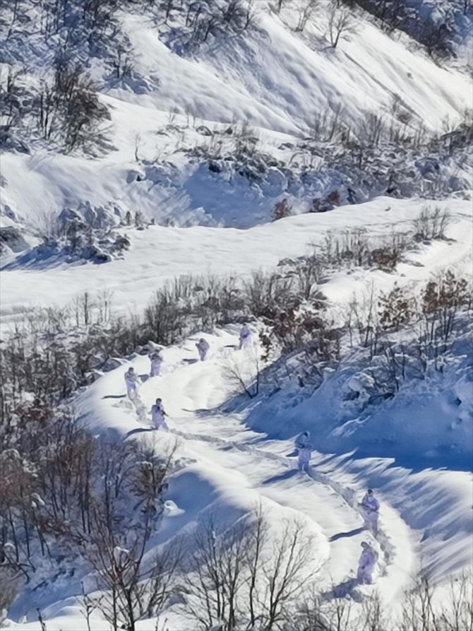 Kahraman komandolar karlı dağlarda teröristlerin izini sürüyor