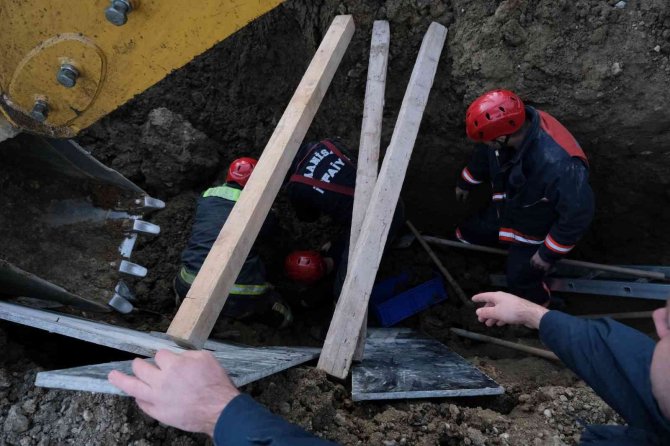 Göçük altında kalan işçinin cesedine ulaşıldı
