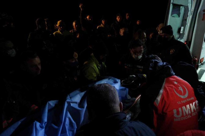 Göçük altında kalan işçinin cesedine ulaşıldı