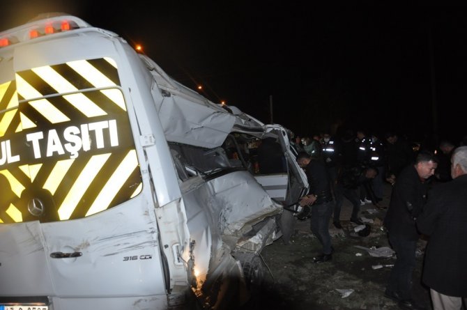 İki servis aracı zincirleme kazaya karıştı: 2’si ağır 11 yaralı