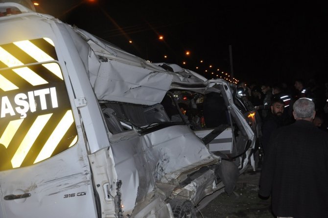 İki servis aracı zincirleme kazaya karıştı: 2’si ağır 11 yaralı