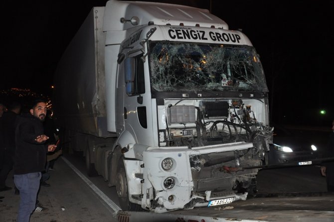 İki servis aracı zincirleme kazaya karıştı: 2’si ağır 11 yaralı