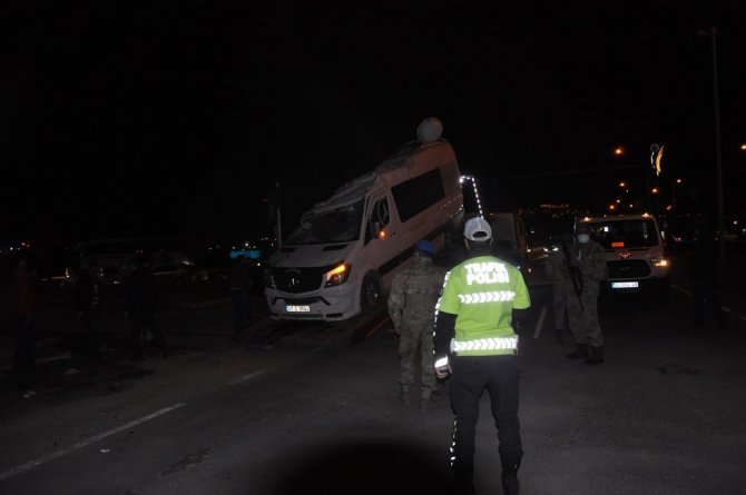 İki servis aracı zincirleme kazaya karıştı: 2’si ağır 11 yaralı