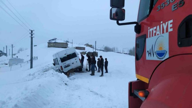 Kar yağışı nedeniyle minibüs şarampole yuvarlandı