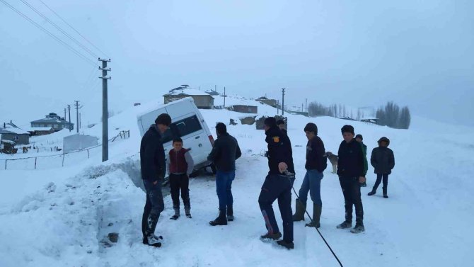 Kar yağışı nedeniyle minibüs şarampole yuvarlandı