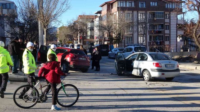 Kavşaktaki kaza sonrası araçtan kızını alıp kendini dışarı attı: 3 yaralı