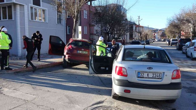 Kavşaktaki kaza sonrası araçtan kızını alıp kendini dışarı attı: 3 yaralı
