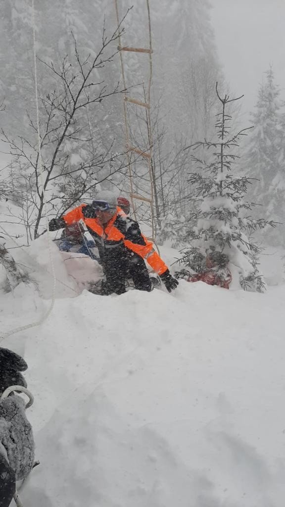 Kayak merkezinde telesiyejde mahsur kalan 6 kişi kurtarıldı