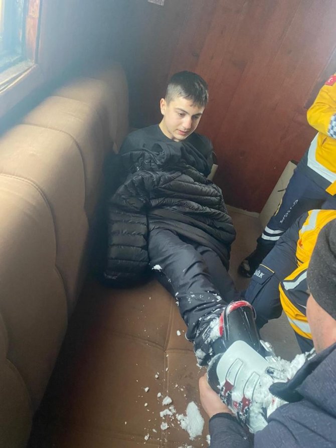 Kayak merkezinde telesiyejde mahsur kalan 6 kişi kurtarıldı