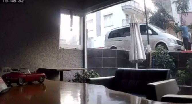 Mahallelinin çığlıkları arasında 4. kattan atlayan genç ağır yaralandı