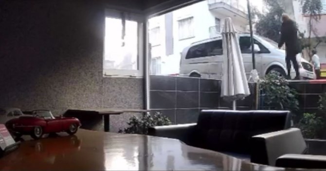 Mahallelinin çığlıkları arasında 4. kattan atlayan genç ağır yaralandı