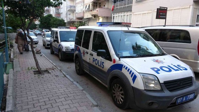 Mahallelinin çığlıkları arasında 4. kattan atlayan genç ağır yaralandı