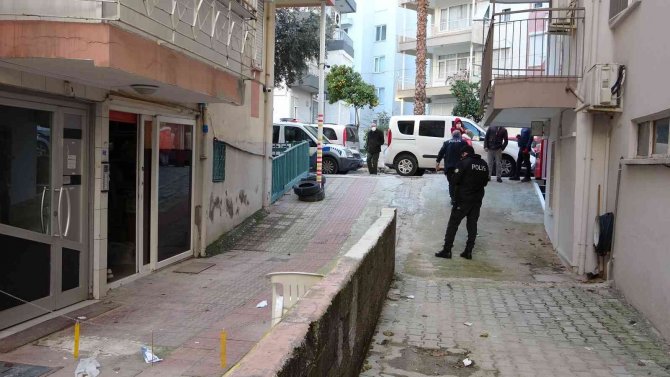 Mahallelinin çığlıkları arasında 4. kattan atlayan genç ağır yaralandı