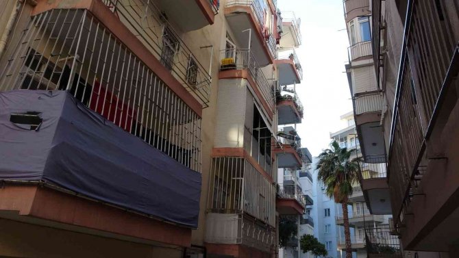 Mahallelinin çığlıkları arasında 4. kattan atlayan genç ağır yaralandı