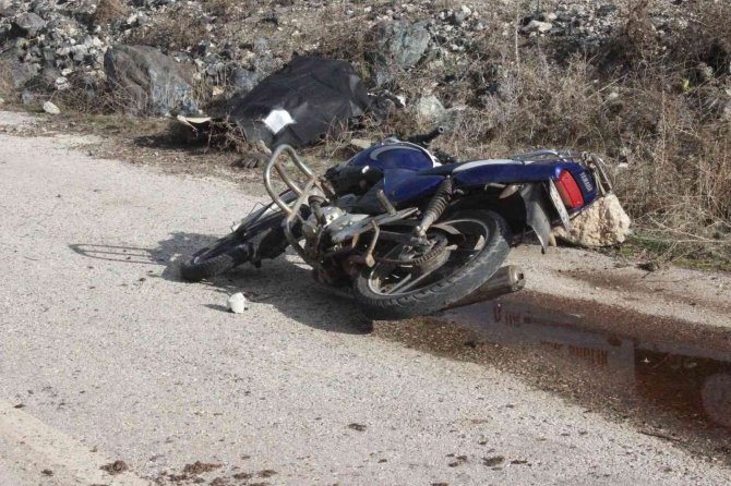 Motosiklet şarampole yuvarlandı:1 ölü