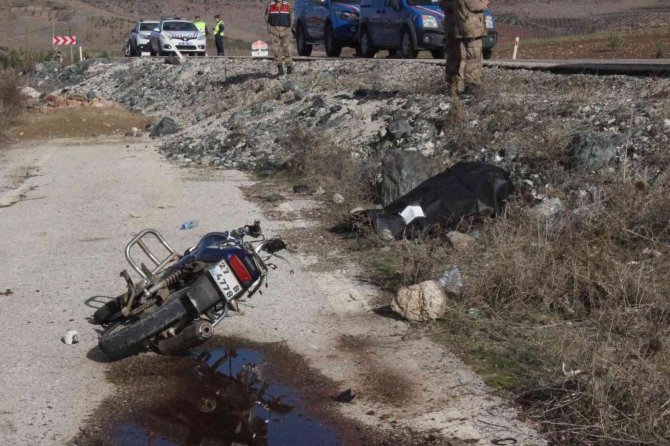 Motosiklet şarampole yuvarlandı:1 ölü