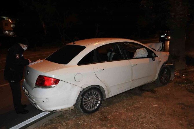 Otomobil refüjdeki ağaca çarptı: 3 yaralı