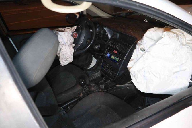 Otomobil refüjdeki ağaca çarptı: 3 yaralı