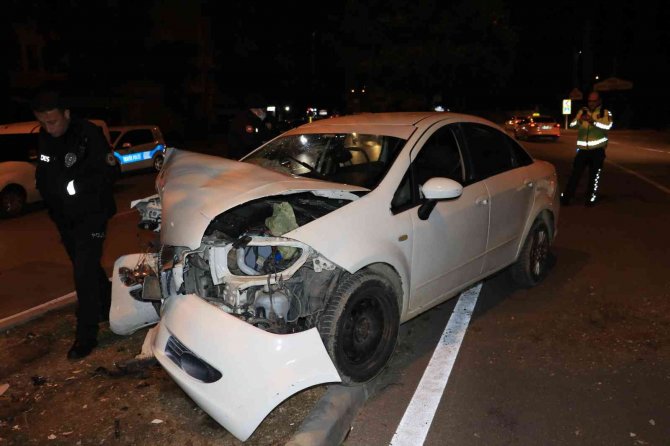 Otomobil refüjdeki ağaca çarptı: 3 yaralı