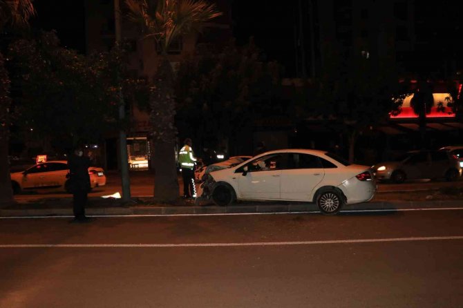 Otomobil refüjdeki ağaca çarptı: 3 yaralı