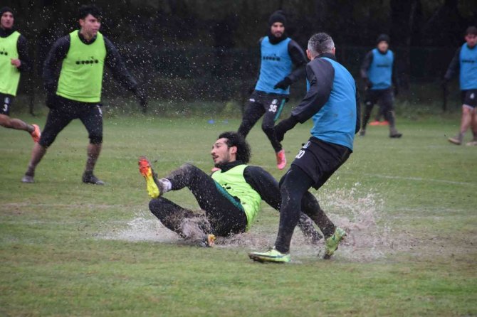 Sakaryaspor, 45 puanla liderliğini koruyor