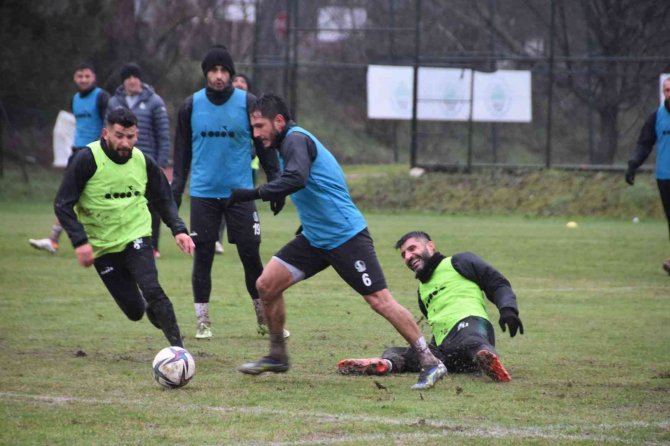 Sakaryaspor, 45 puanla liderliğini koruyor