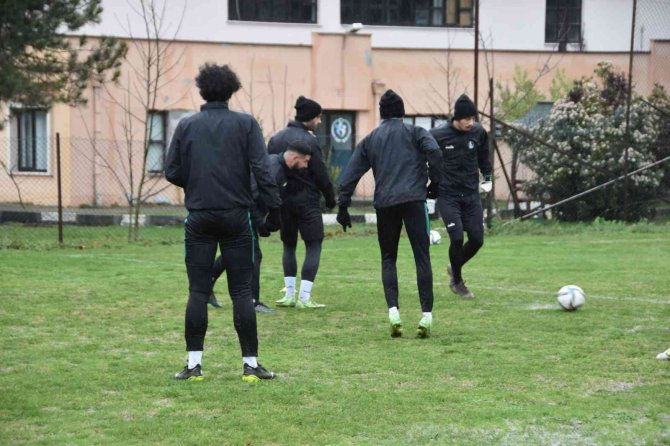 Sakaryaspor, 45 puanla liderliğini koruyor