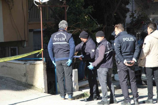 Silahla yaraladığı husumetlisinin başında bekleyerek kendini ihbar etti